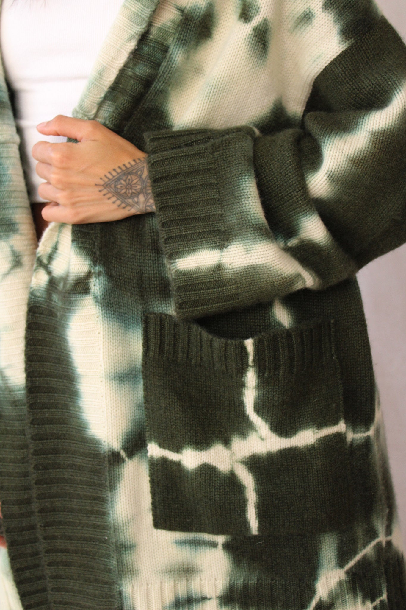 CASHMERE TIE DYE CARDIGAN FOREST GREEN